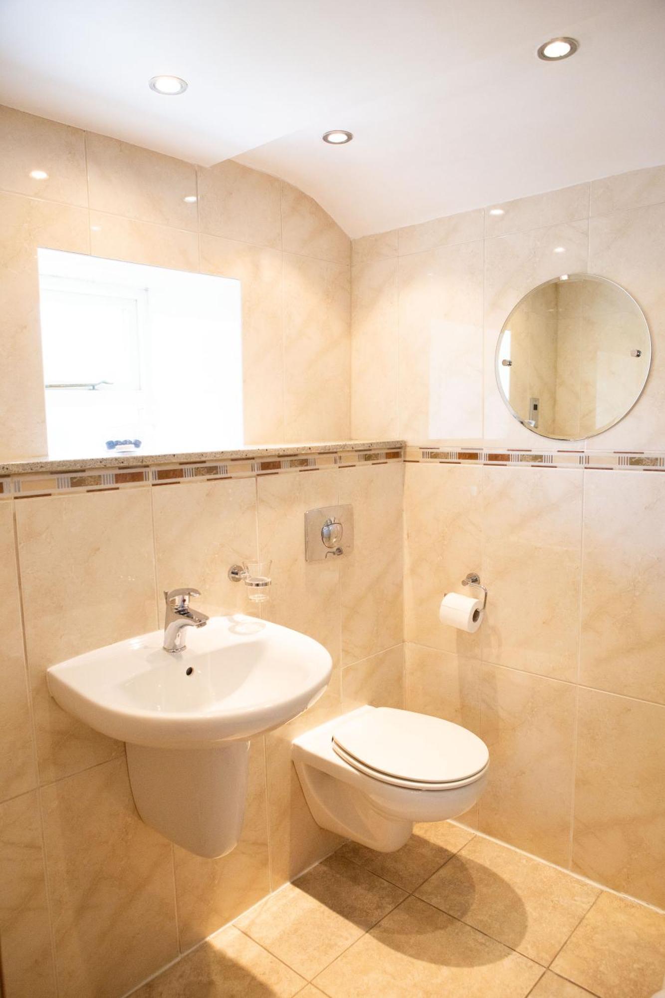 Отель Coach House Bentham Экстерьер фото